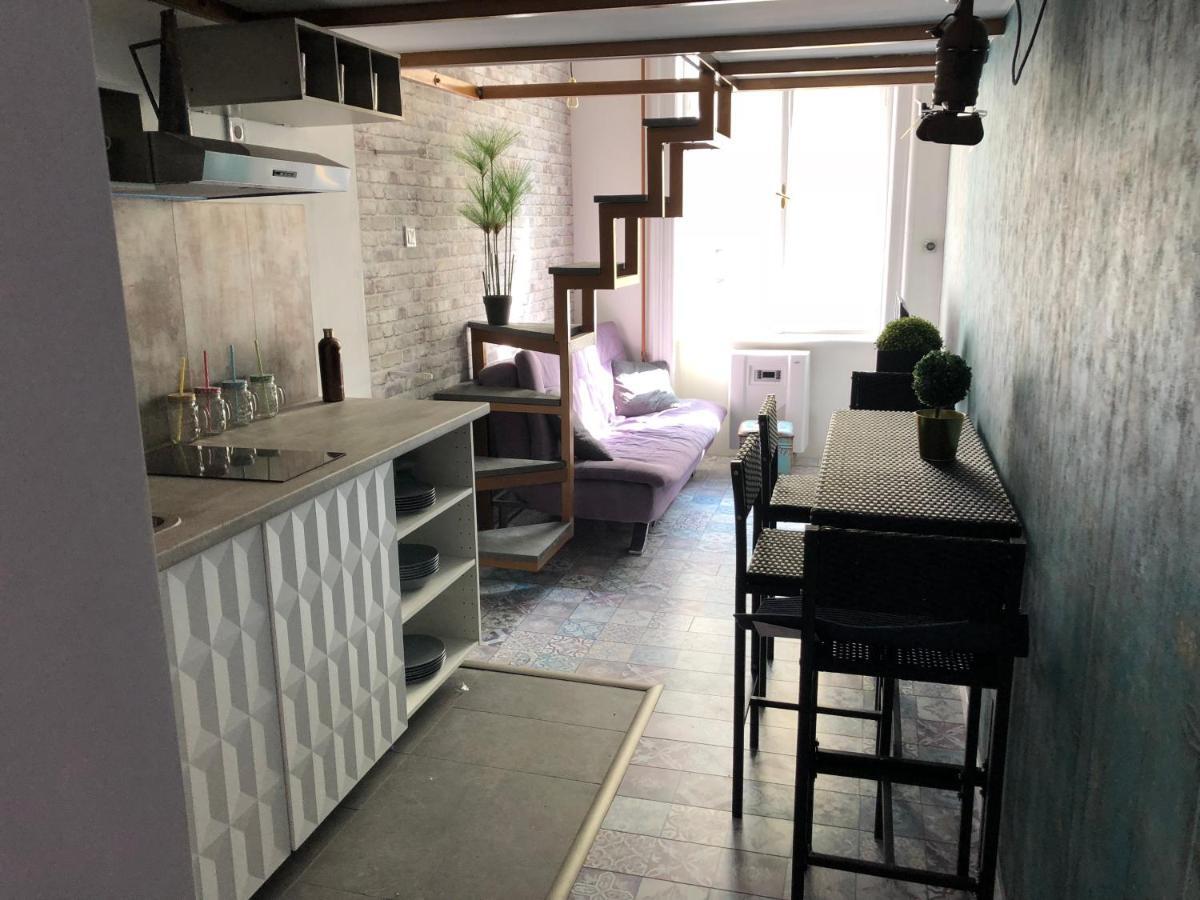 Corvin Ruinpub Designed Apartment — Photos 2